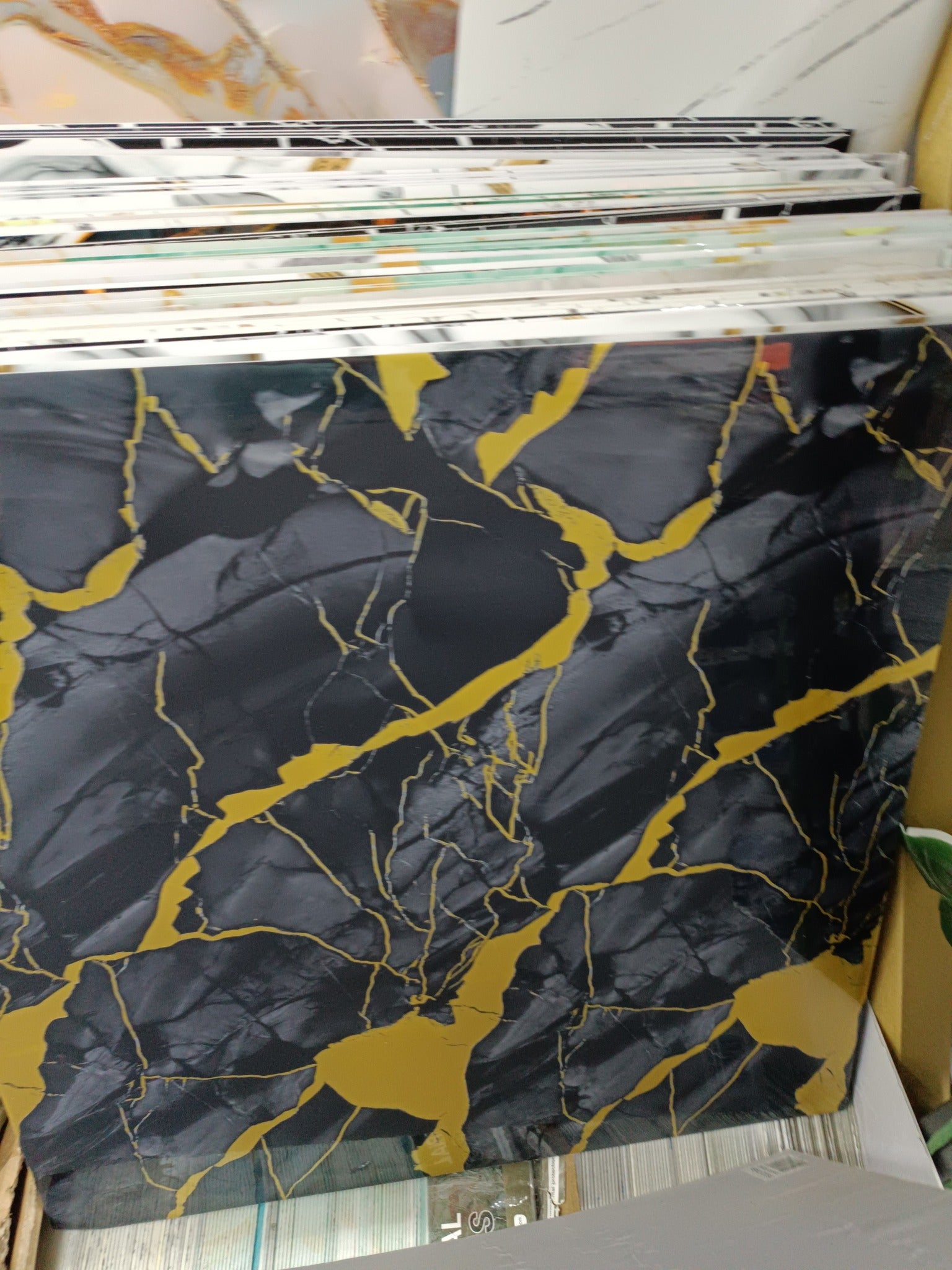 Papel Vinilo Adhesivo Brillante mármol negro y dorado